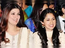 twinkle khanna with sister rinke khanna