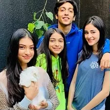 ananya pandey with sister rysa pandey and cousins ahaan pandey and alanna pandey