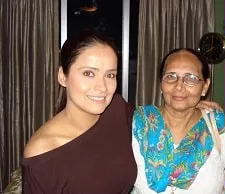 ekta sohini with mother chandraprabha sharma