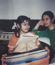 fatima sana shaikh childhood picture with mother
