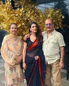 fatima sana shaikh with parents