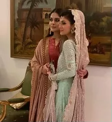 mahnoor safdar with sister mehr-un-nisa munir