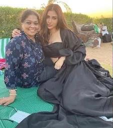 mouni roy with mother in law renuka nambiar