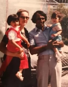 aliya fakhri childhood picture with parents and sister