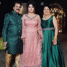 pankhuri pathak with parents