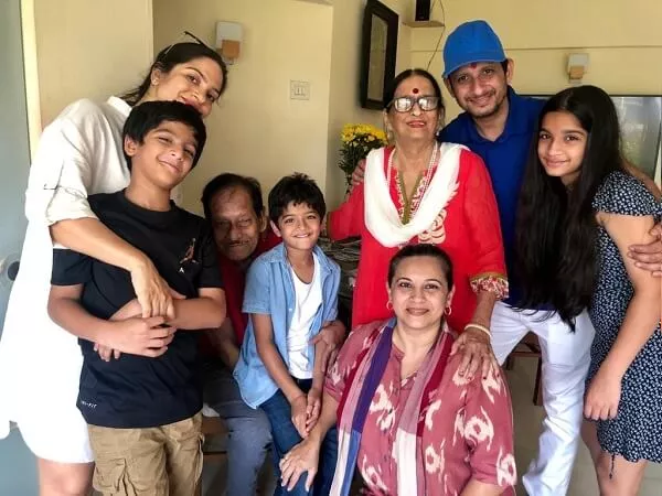 sharman joshi family picture