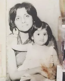 smilie suri with mother heena suri