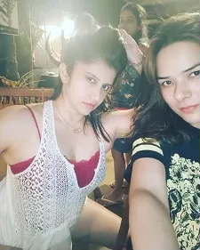 smilie suri with sister in law udita goswami