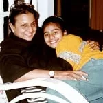 tanishaa mukerji childhood picture with mother tanuja