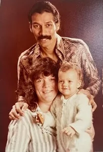 waluscha de sousa childhood picture with her parents