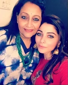 kanika kapoor with her mother poonam kapoor