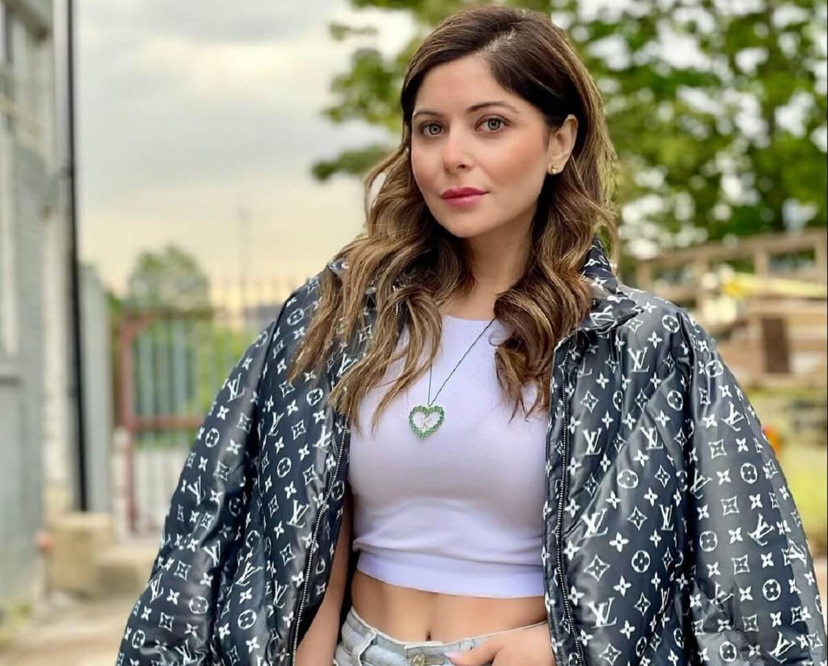 Kanika Kapoor Biography