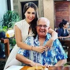 kim sharma with her father