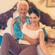 kim sharma with her mother