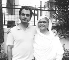nawazuddin siddiqui with mother mehroonisa siddiqui