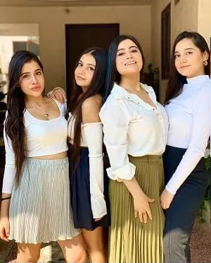 urfi javed with sisters dolly urusa asfi