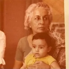 abhishek bachchan childhood picture with teji bachchan