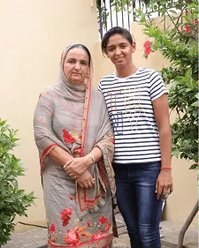 harmanpreet kaur bhullar with her mother satwinder kaur