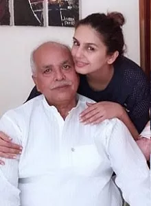 huma qureshi with father saleem qureshi