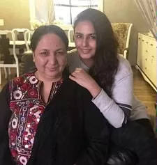 huma qureshi with her mother ameena qureshi