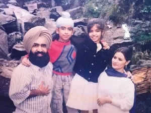 jasmine hansraj childhood picture with brother and parents