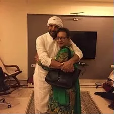 javed jaffrey with mother sughra jafferi