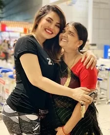 khushi gadhvi with her mother pushpa gadhvi