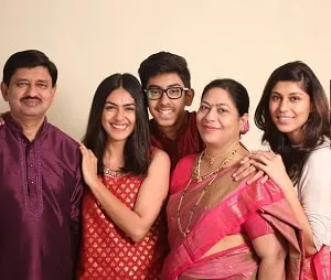 mrunal thakur family picture