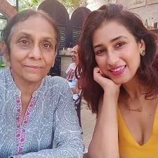 pooja kaif with her mother nina yadav