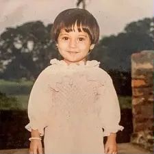 sara khan childhood picture