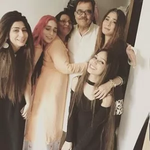 sara khan family picture