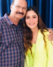 sara khan with father parvez khan
