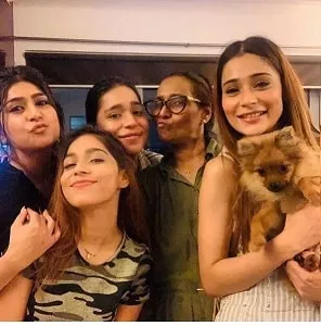 sara khan with her sisters and mother