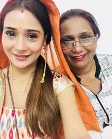 sara khan with mother seema khan