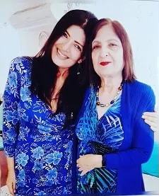 sonu walia with her mother