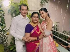 digangana suryavanshi with her parents