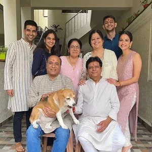 ishita kharbanda family picture