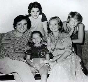 karan kapoor, kunal kapoor, sanjana kapoor childhood picture with parents