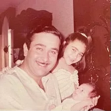 karishma kapoor childhood picture with father randhir kapoor