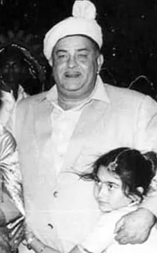 karishma kapoor childhood picture with grandfather raj kapoor