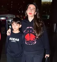 kiaan raj kapoor with mother karishma kapoor