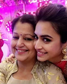 kriti kharbanda with mother rajni kharbanda