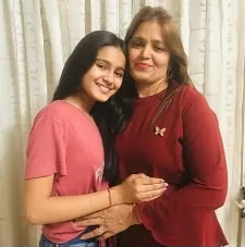 mahi singhvi with her mother komal singhvi