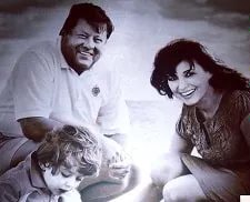 melania trump childhood picture with her parents