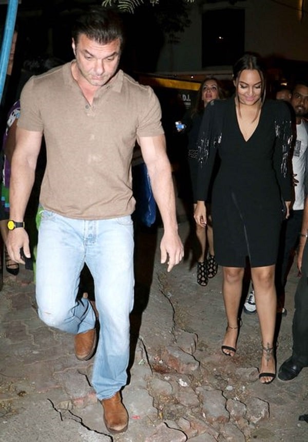 Sonakshi Sinha spotted with boyfriend Bunty Sajdeh’s family at Fardeen Khan’s Bash