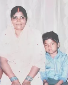 umesh yadav childhood picture with mother kishori devi