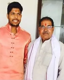 umesh yadav with father tilak yadav
