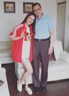 yuvika chaudhary with father ram naresh tomar