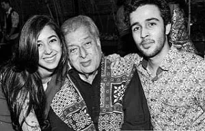 zahan kapoor and shaira kapoor with grandfather shashi kapoor