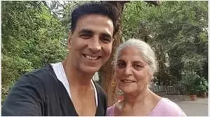 akshay kumar with mother aruna bhatia